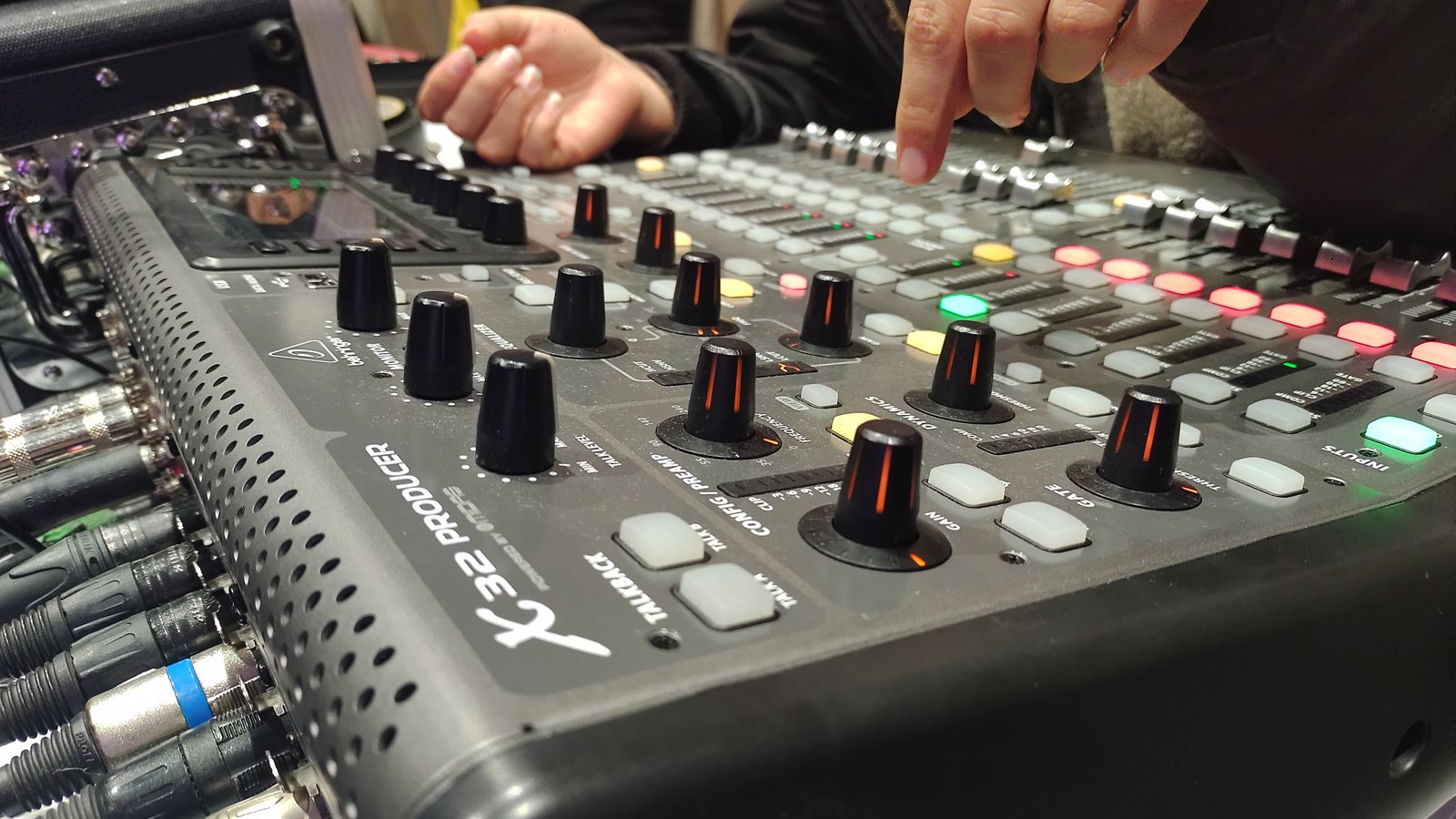 Operación técnica de audio e iluminación en evento en vivo